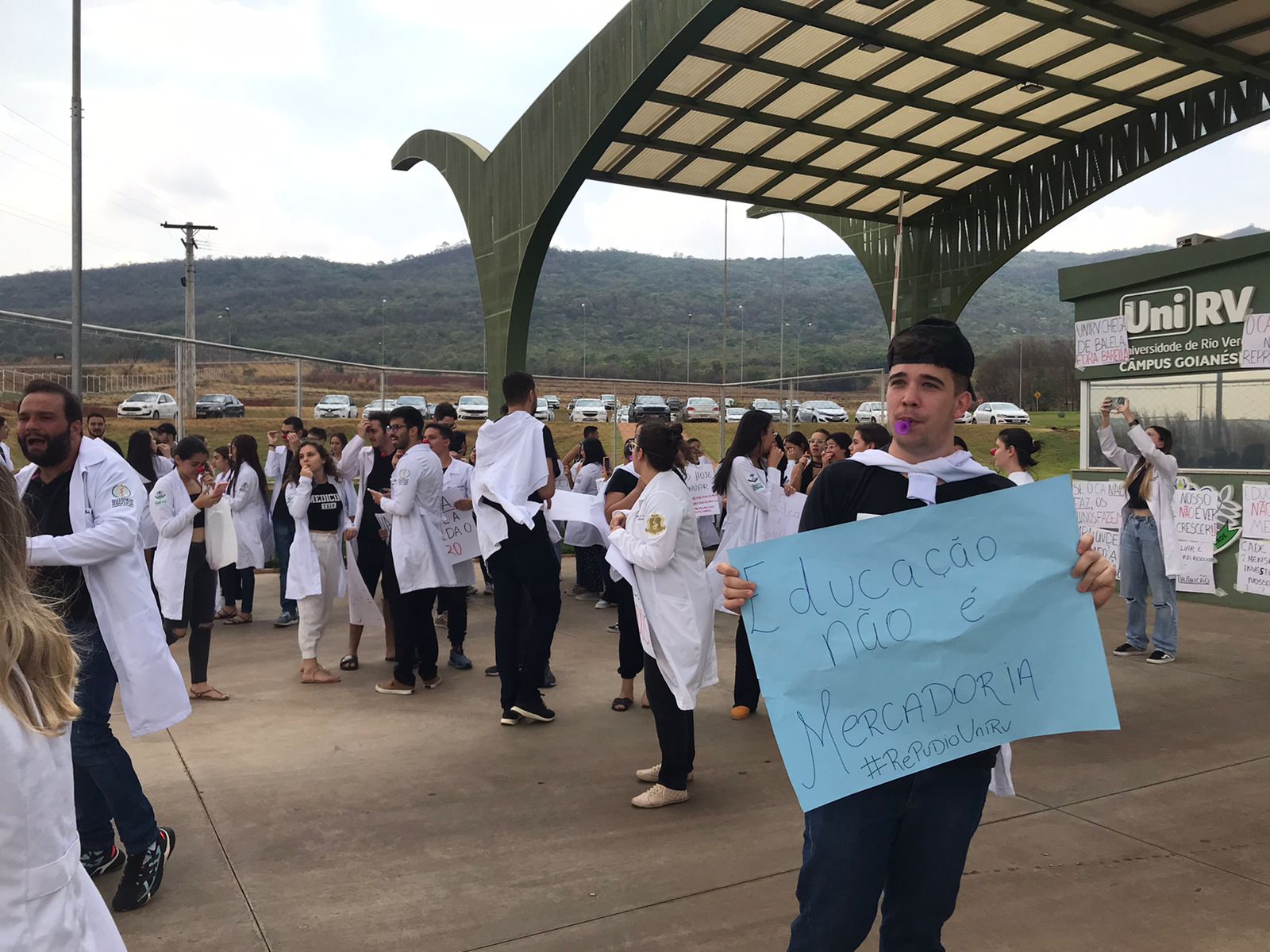 Alunos da faculdade UNIRV fazem protesto em busca de melhorias.