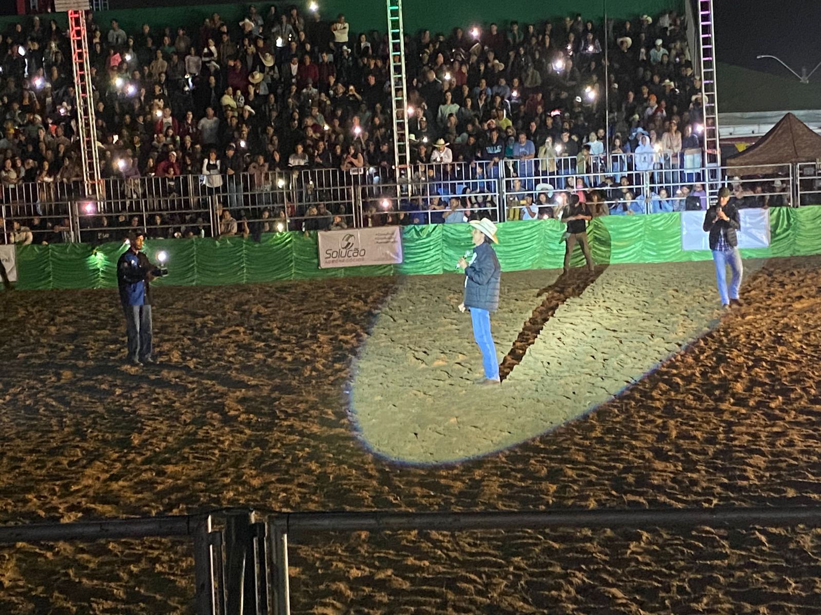 Emoção e adrenalina na abertura do rodeio na  49ª Expoagro Goianésia.